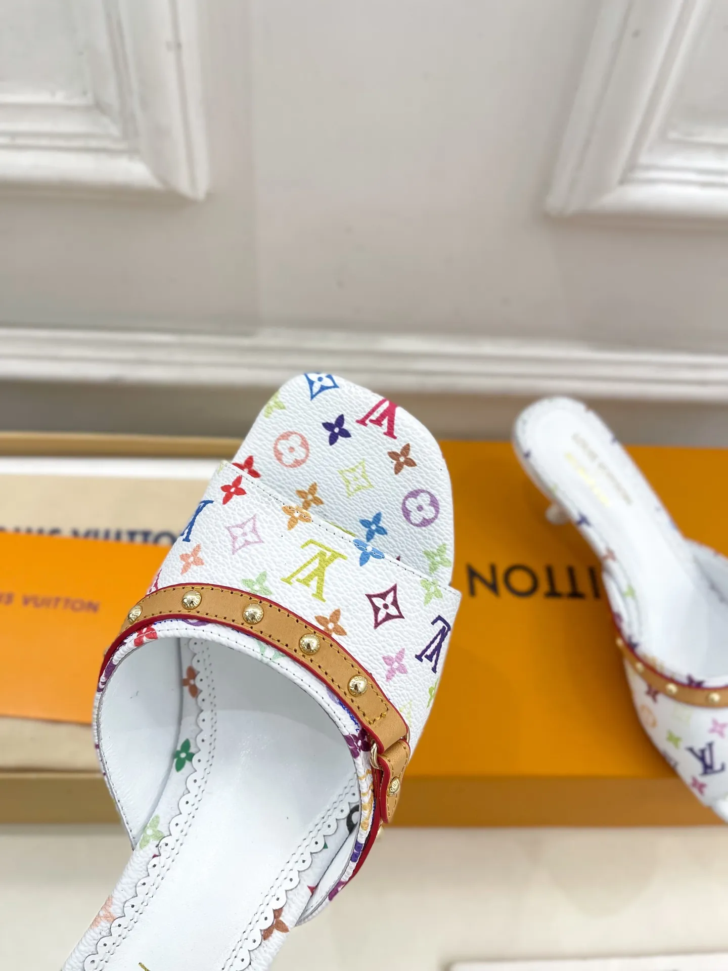 👟👟Ex-factory price 580👟👟 LV | Louis Vuitton 25𝐬𝐬 🧡💚2025 early spring new top version‼ ️The original version is the same. The counter features the latest LV Full of high-end feel! A popular model among bloggers at home and abroad, it’s retro and fashionable and looks amazing on your feet! Mainly recommended model on the official website★ ━━━━━ ЅᏇєєt ━━━━━ ▪️Upper: high-customized rainbow-colored presbyopia leather ▪️Lining: imported sheepskin lining ▪️Outsole: original Italian leather outsole ▪️Heel height: 5.5cm / 9.5cm ▪️Shoe size: 35-39 (34, 40, 41, 42 customized)